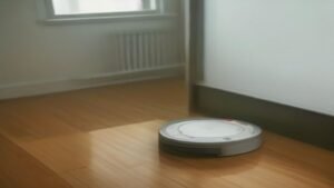 Pessoa retirando o robô aspirador Xiaomi S20 da caixa em uma sala organizada