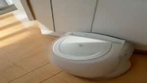 Mãos removendo o filtro HEPA de um robô aspirador Xiaomi S20 para realizar a limpeza.