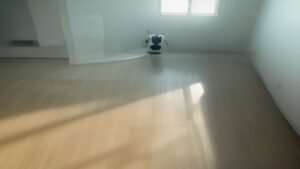 Robô aspirador Xiaomi S20 navegando sozinho em uma sala de estar moderna e iluminada.