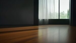 Robô aspirador Electrolux ERB10 em ação limpando o piso de madeira de uma sala moderna.