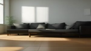 Robô aspirador Electrolux ERB10 em funcionamento sobre piso de madeira claro em uma sala de estar moderna.