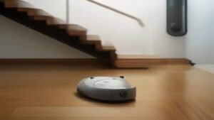 Robô aspirador Electrolux posicionado próximo à borda de uma escada de madeira