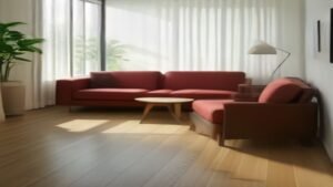 Robô aspirador vermelho e preto limpando o piso laminado de madeira em uma sala de estar clara e moderna.