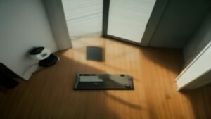 Aspirador robô Mondial RB-01 realizando limpeza em uma sala de estar moderna e iluminada.