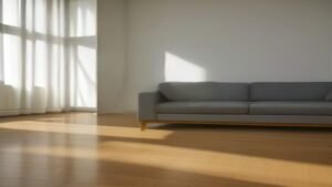 Robô aspirador Mondial RB-01 realizando a limpeza em uma sala de estar moderna com piso de madeira.