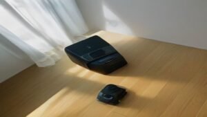 Aspirador robô operando em sala de estar moderna para limpeza diária.