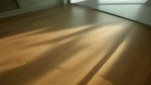 Robô aspirador Mondial RB-01 navegando em um ambiente doméstico moderno com piso de madeira e um tapete fino.