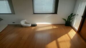 Robô aspirador Roomba Combo j9+ limpando piso de madeira em uma sala de estar moderna e iluminada.