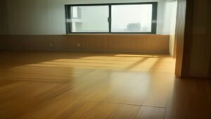 Robô aspirador Roomba Combo j9+ limpando piso de madeira em sala de estar moderna.