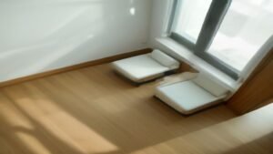 Robô aspirador Philco PAS23 limpando o chão de uma sala de estar moderna e iluminada.