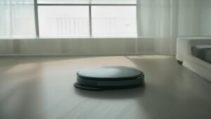 Robô aspirador KaBuM K100 aspirando e passando pano em sala de estar moderna