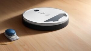 Robô aspirador Midea M7 com peças de reposição organizadas para manutenção sobre um piso de madeira.