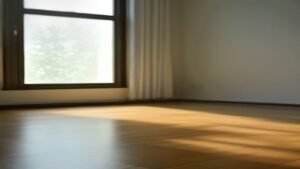 Robô aspirador Midea M7 fazendo a limpeza de piso de madeira em uma sala de estar moderna