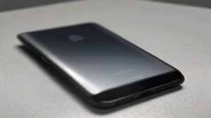 Smartphone Xiaomi S40 com design moderno e elegante em fundo neutro.